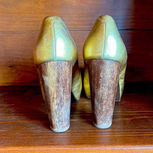 ALDO Gold Platform Heel. Real Leather. Size 7. GUC - Picture 3 of 7
